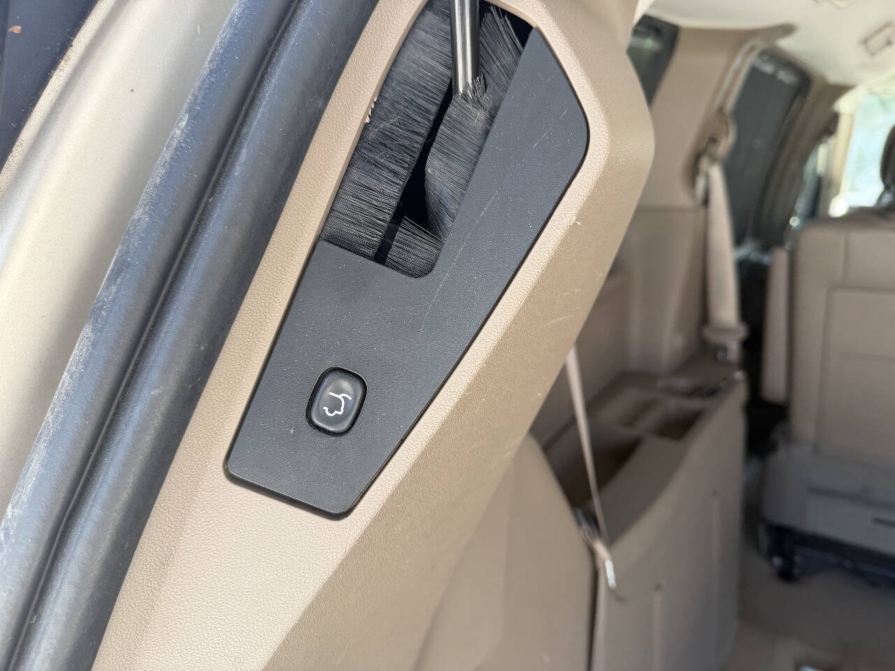 Used 2012 Chrysler Town & Country Touring-L w/ Entertainment Group #2 FWD image 27