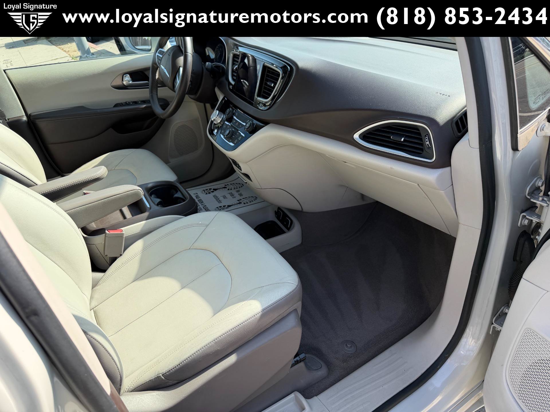 Used 2017 Chrysler Pacifica Touring-L w/ Tire & Wheel Group FWD image 38