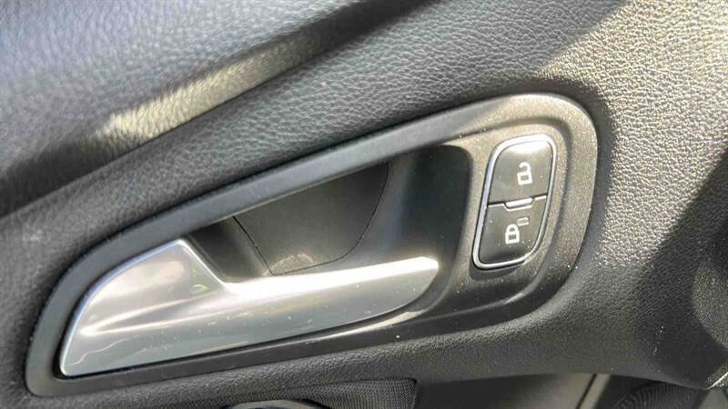 Used 2018 Ford Focus SE FWD image 15