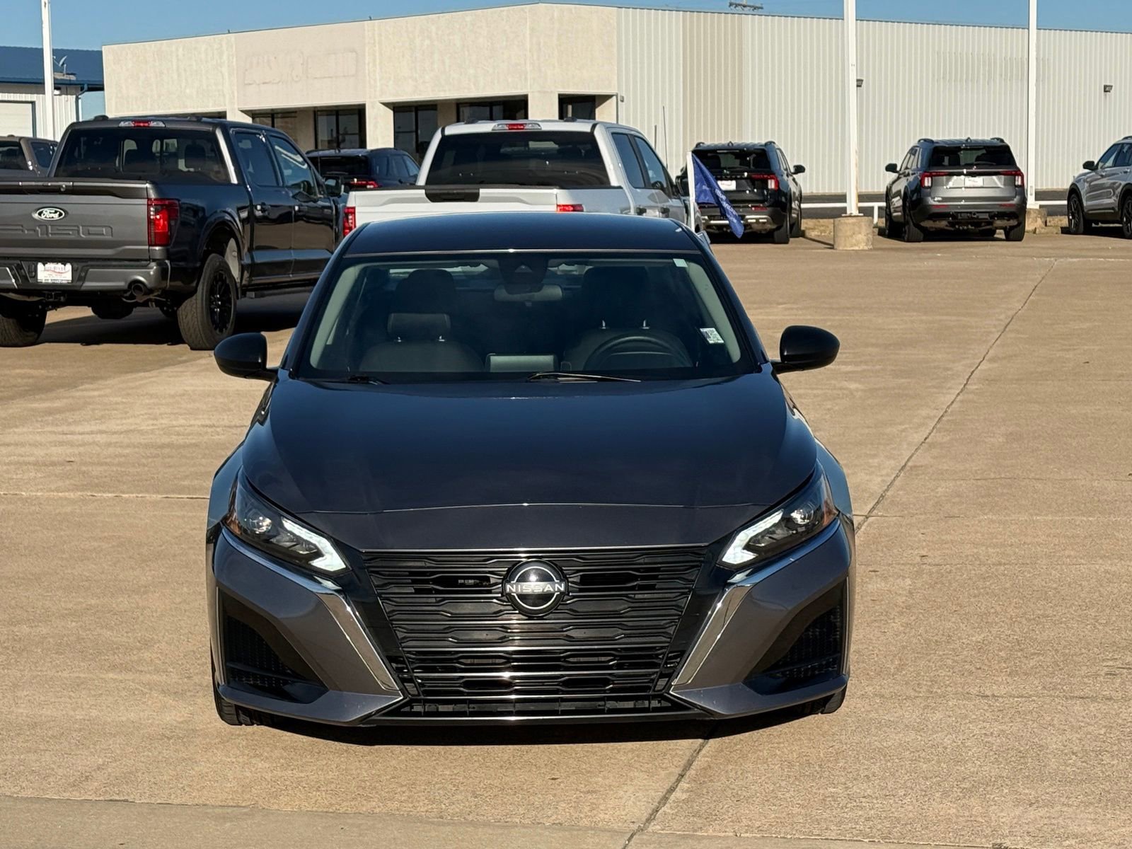 Used 2024 Nissan Altima 2.5 SV image 2