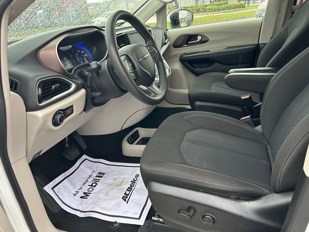 Used 2023 Chrysler Voyager LX image 11