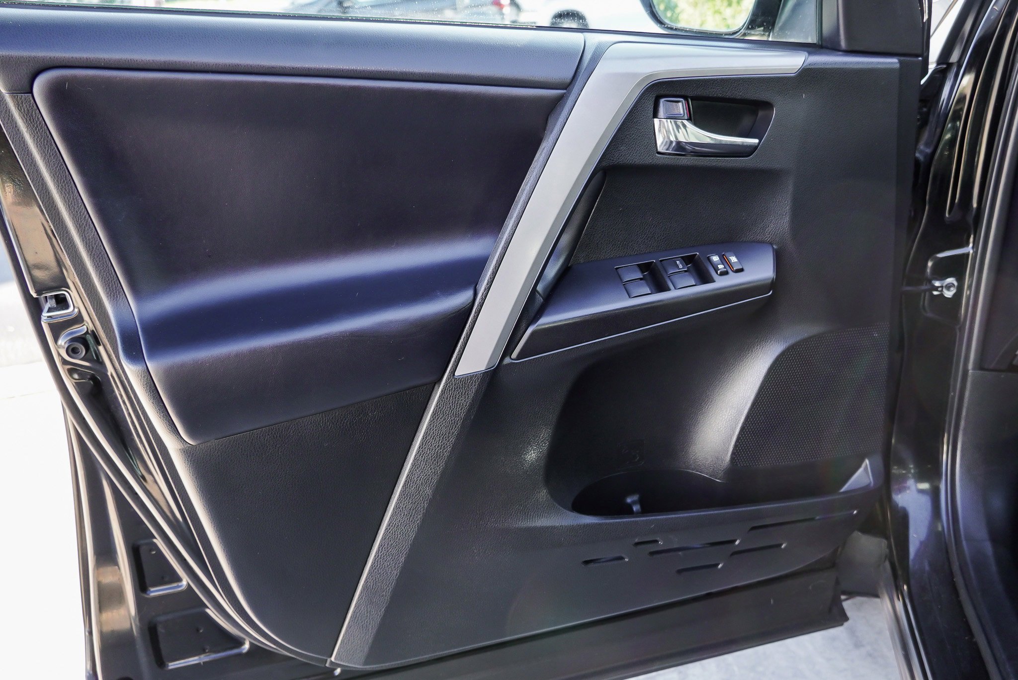 Used 2018 Toyota RAV4 XLE image 20