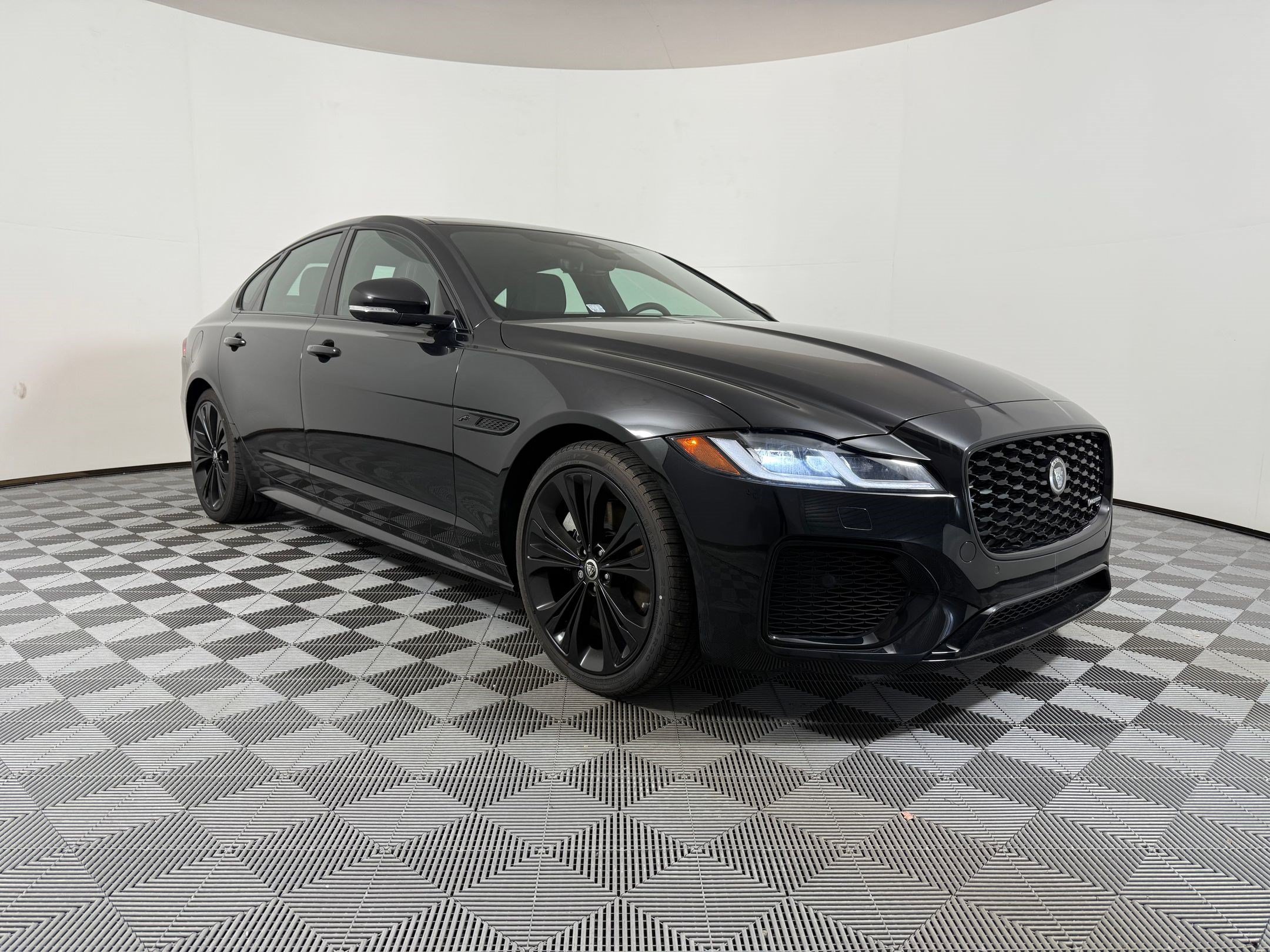 Used 2024 Jaguar XF R-Dynamic SE AWD/4WD image 6