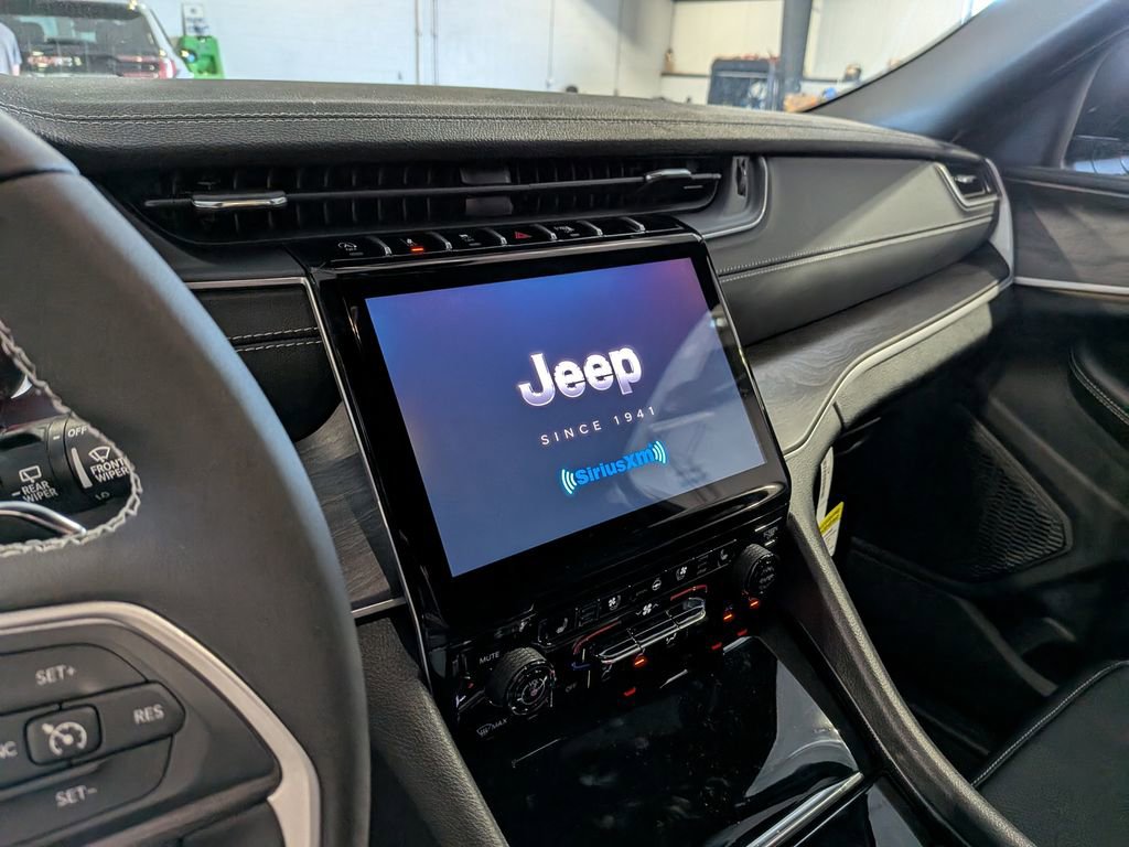 New 2025 Jeep Grand Cherokee Limited w/ Luxury Tech Group II image 18
