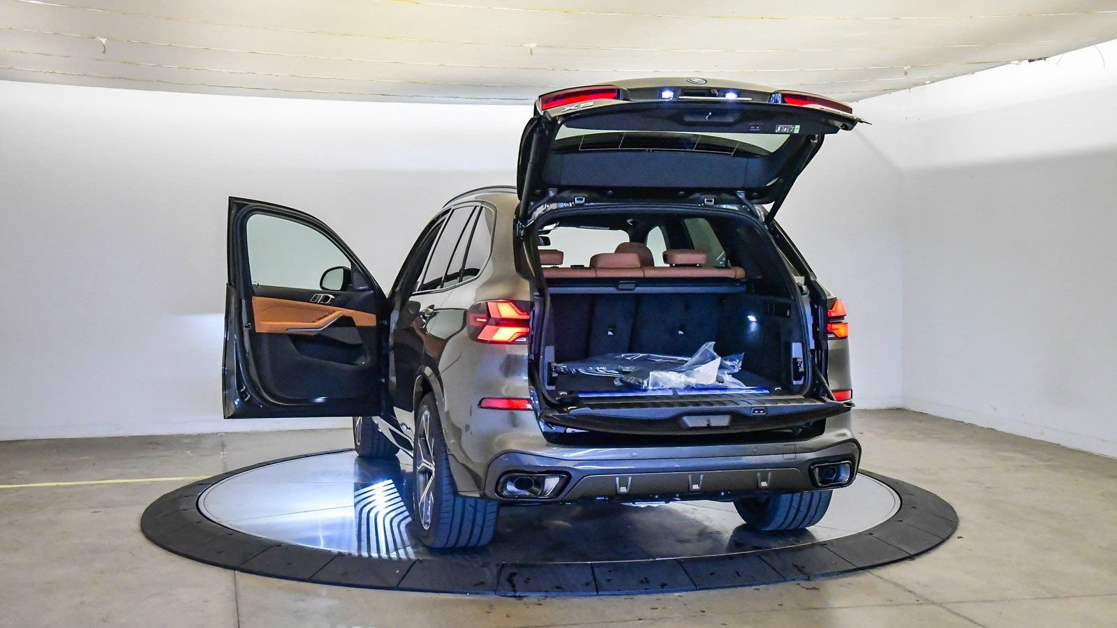 New 2026 BMW X5 xDrive50e w/ M Sport Package AWD/4WD image 28
