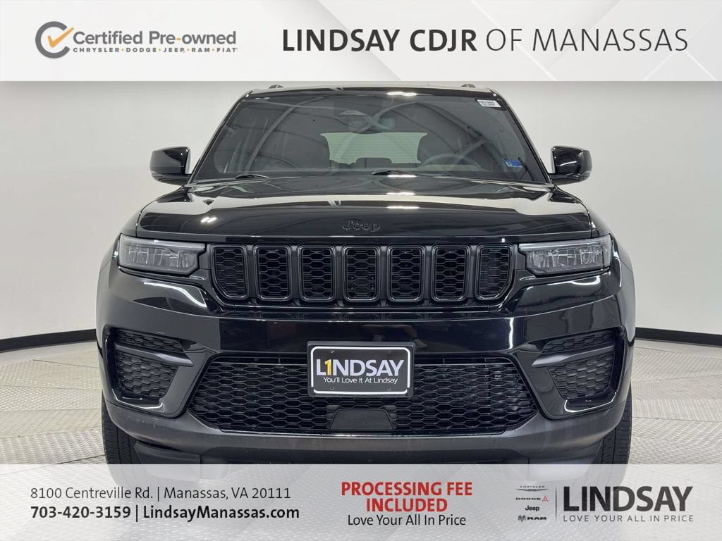 Used 2024 Jeep Grand Cherokee Altitude AWD/4WD image 3