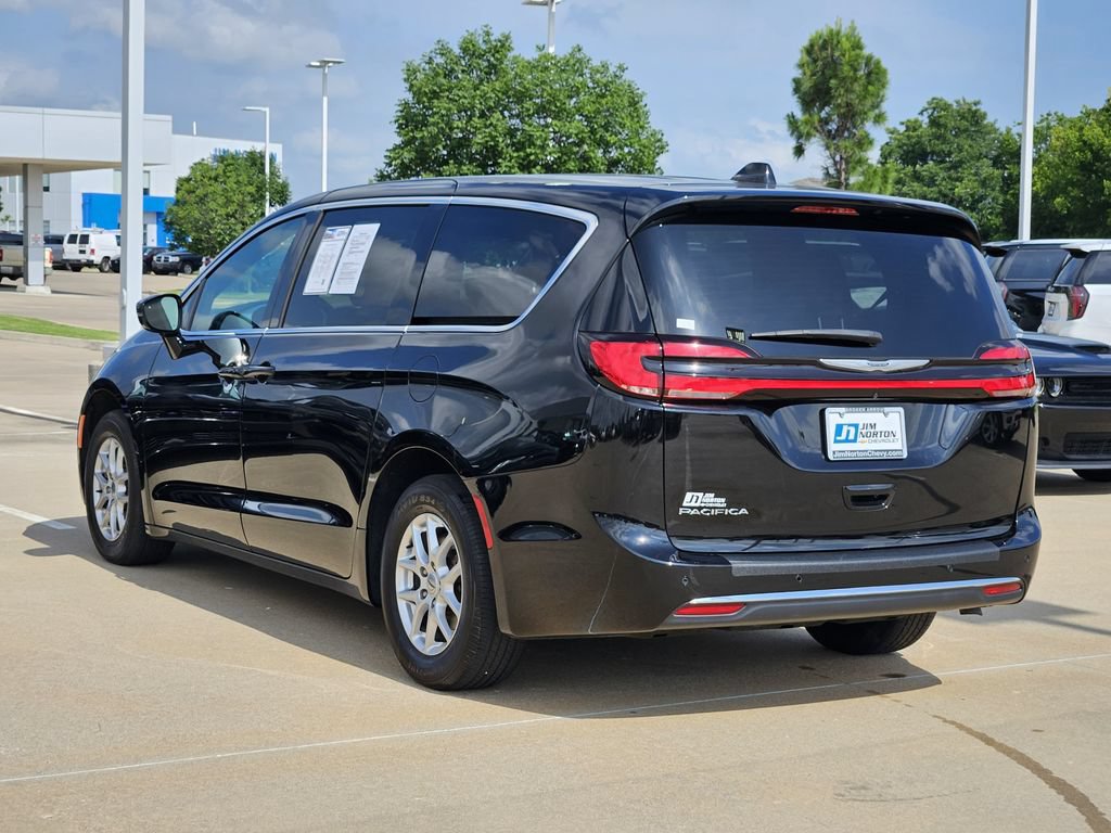 Used 2024 Chrysler Pacifica Touring FWD image 5