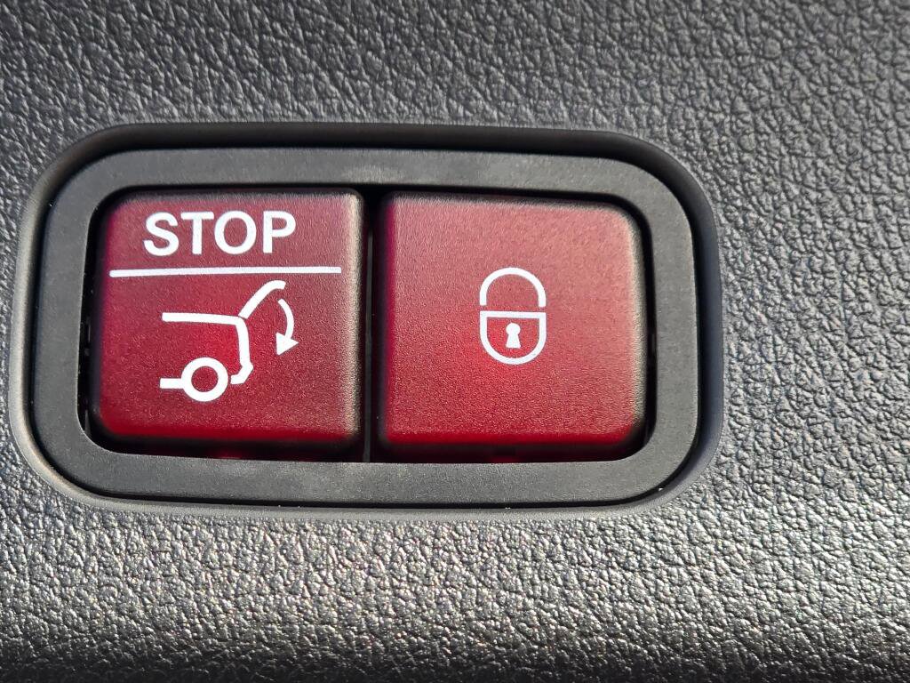 Used 2024 Mercedes-Benz GLC 300 4MATIC w/ Driver Assistance Package image 22