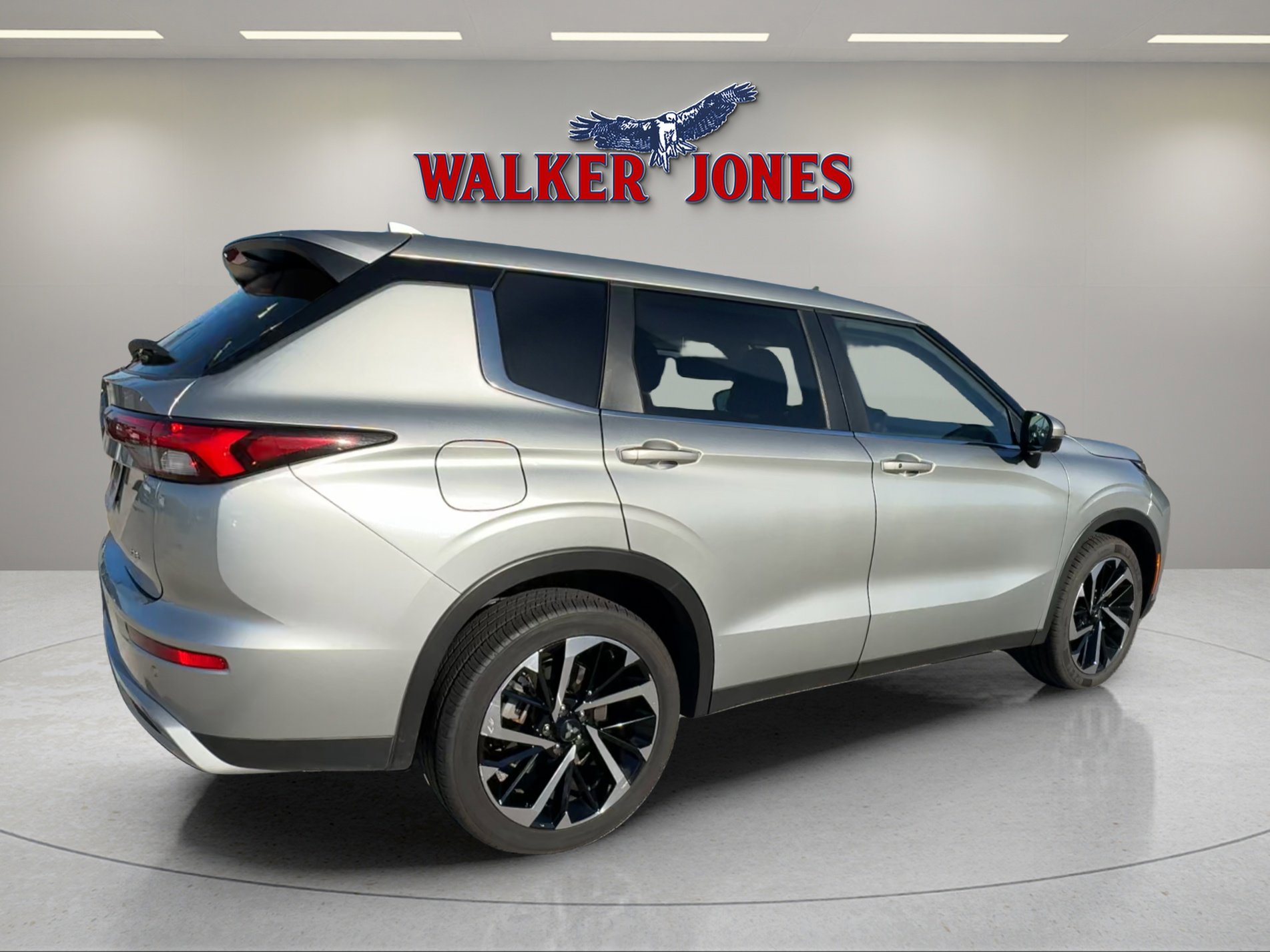 Used 2024 Mitsubishi Outlander SE image 3