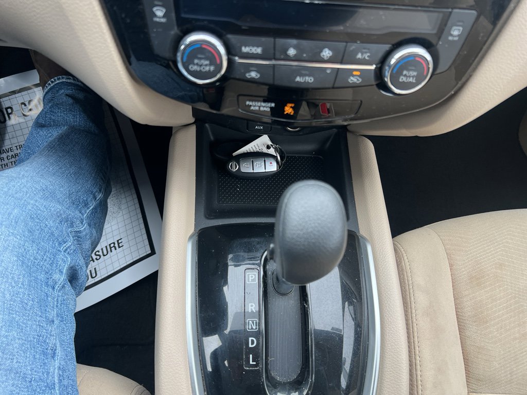 Used 2016 Nissan Rogue SV image 22