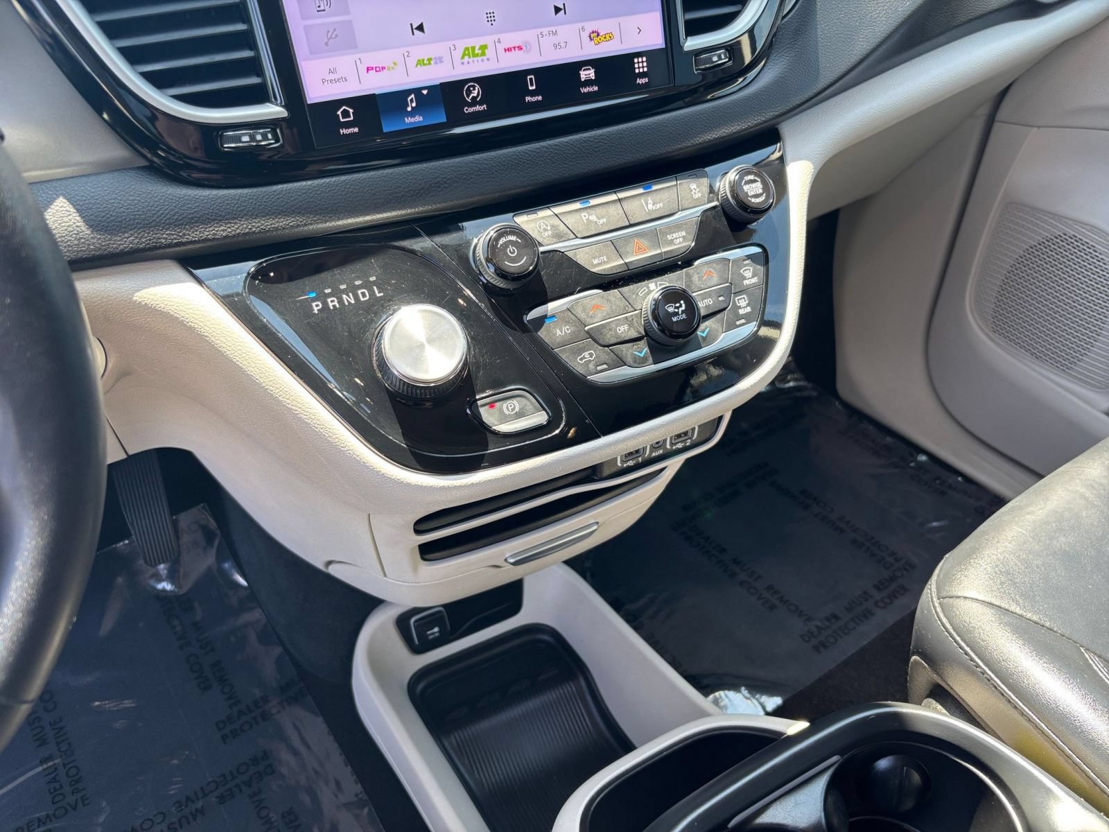 Used 2024 Chrysler Pacifica Touring-L FWD image 42