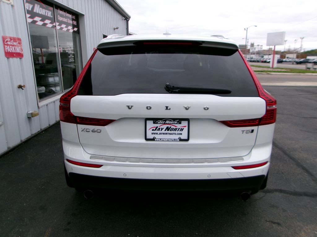 Used 2021 Volvo XC60 T5 Momentum w/ Premium Package image 5