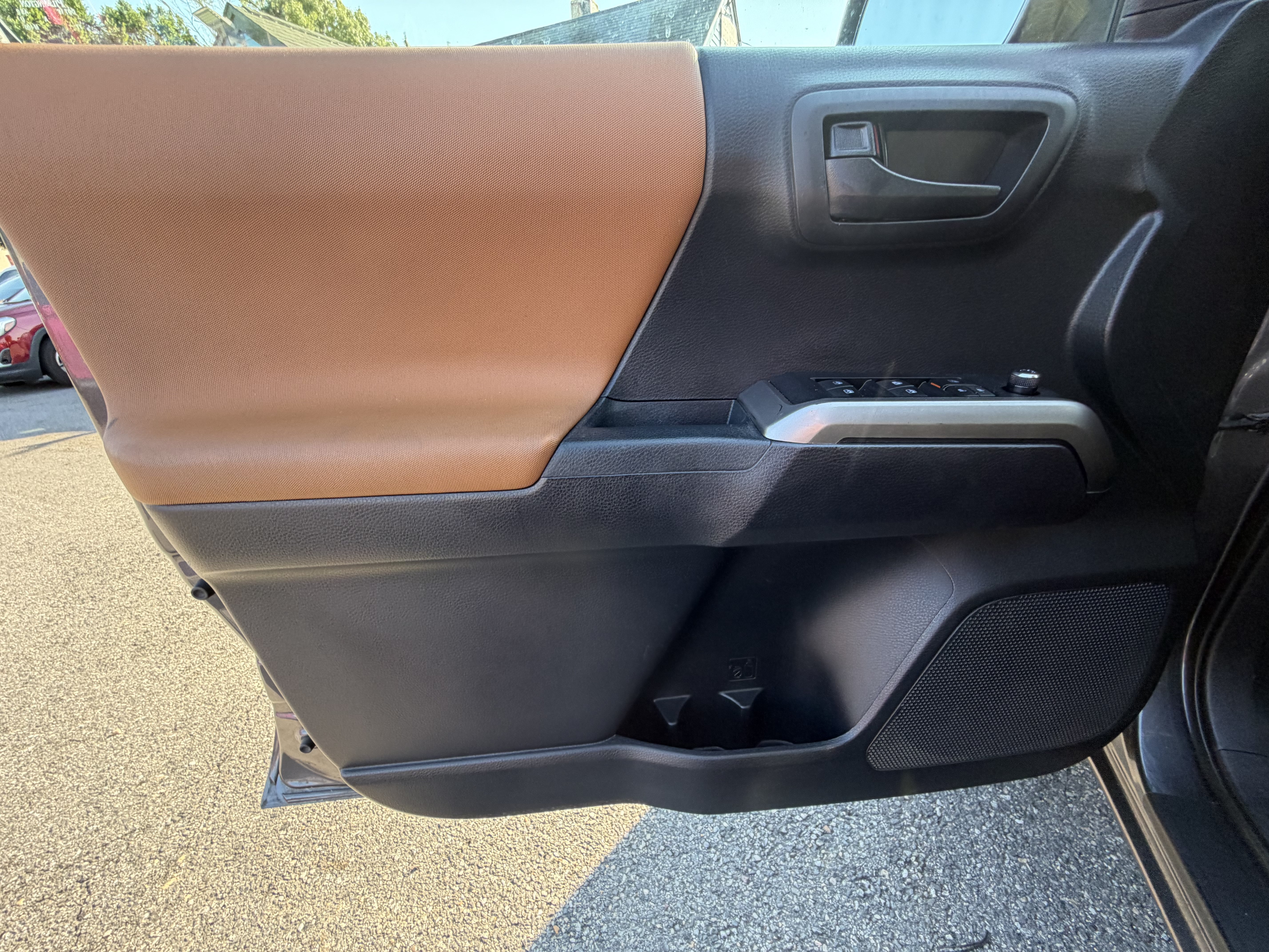 Used 2017 Toyota Tacoma SR5 AWD/4WD image 17