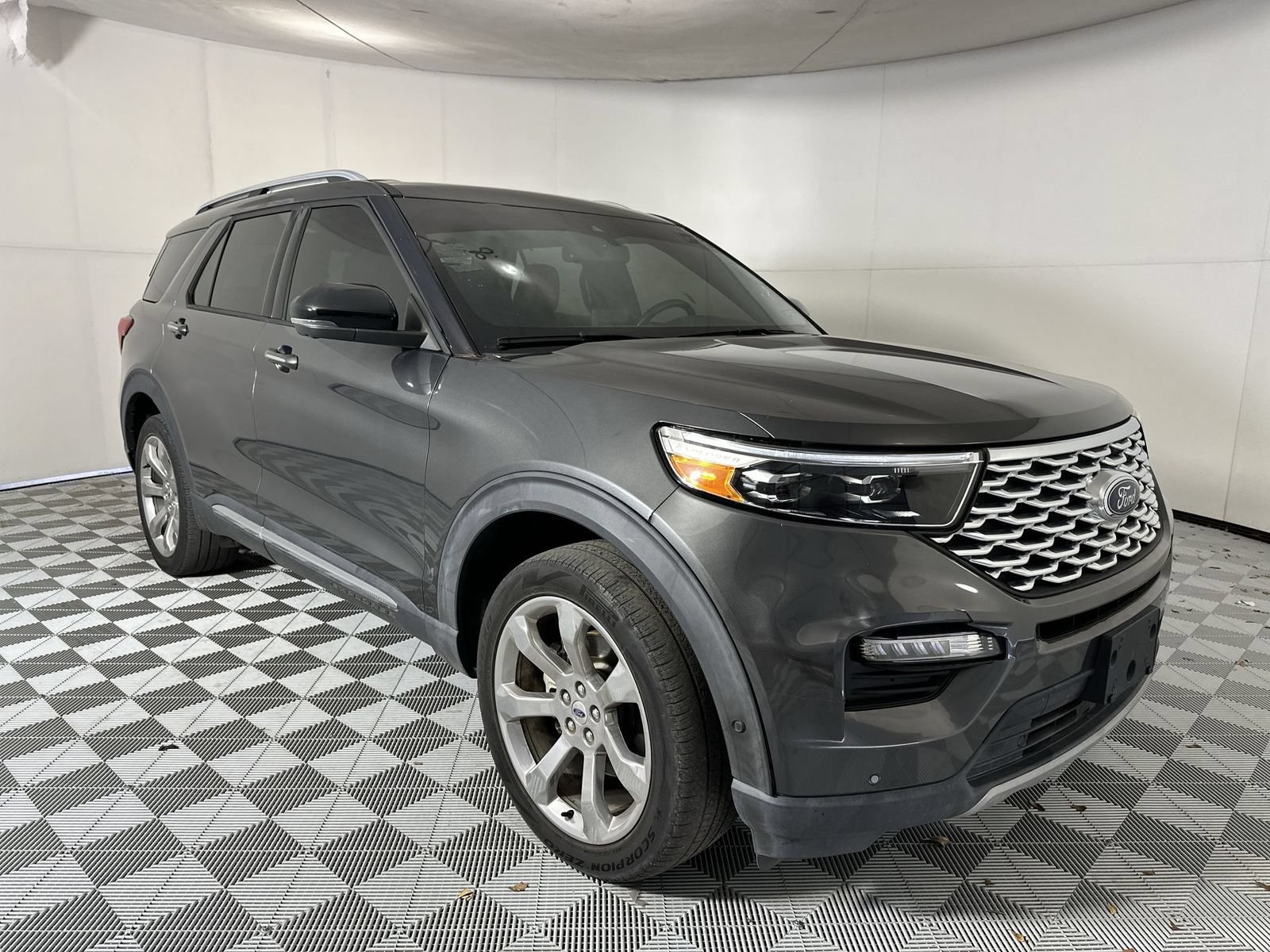 Used 2020 Ford Explorer Platinum w/ Premium Technology Package AWD/4WD image 2