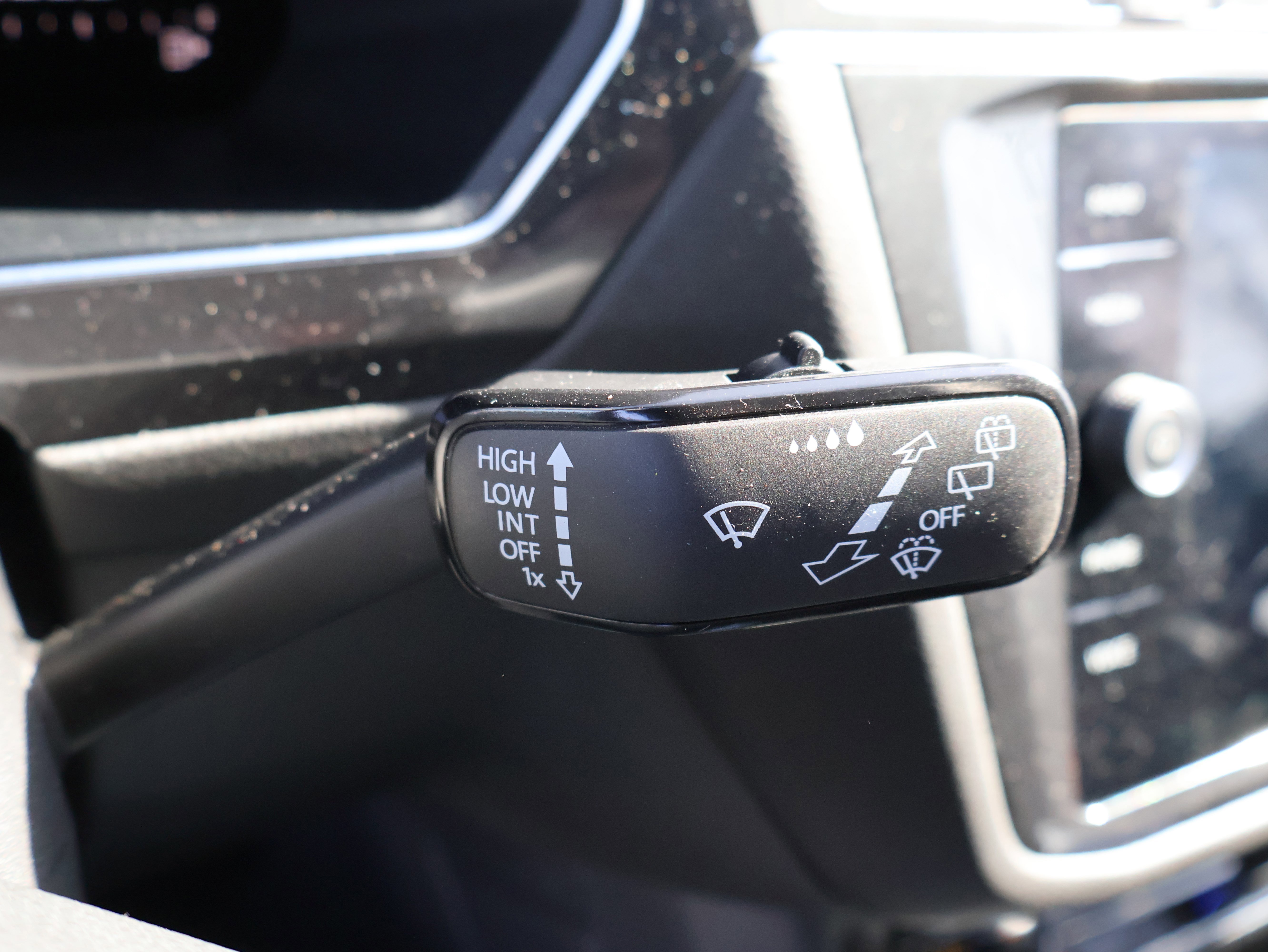 Used 2023 Volkswagen Tiguan SE w/ Panoramic Sunroof Package image 32