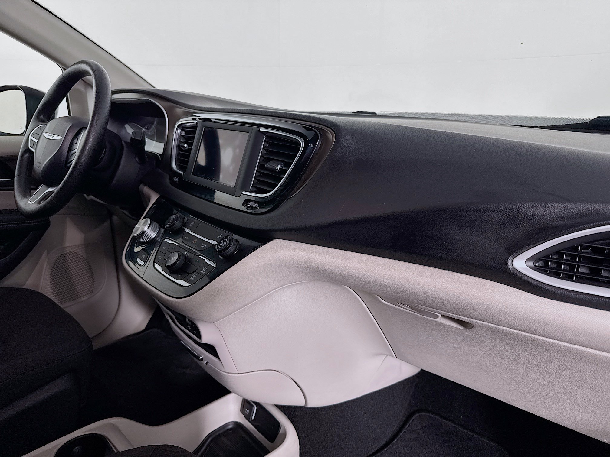Used 2020 Chrysler Voyager LX FWD image 29
