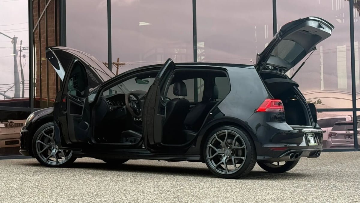 Used 2017 Volkswagen Golf R 4-Door AWD/4WD image 30