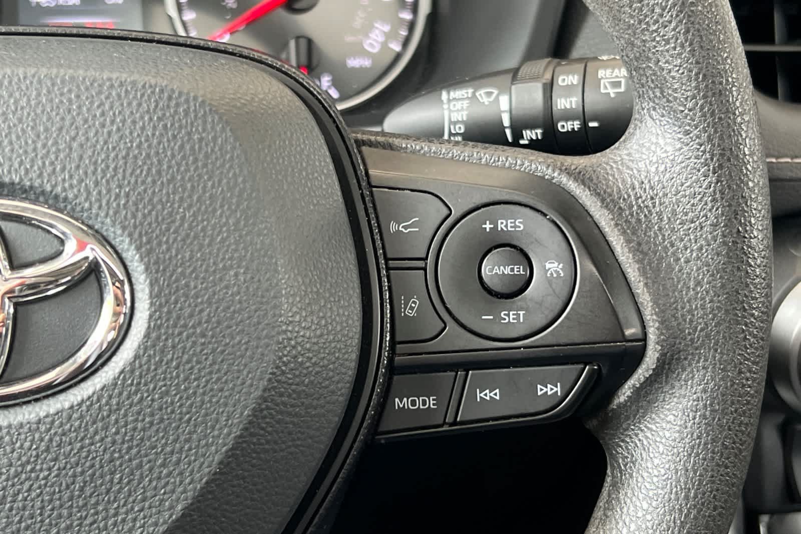 Used 2021 Toyota RAV4 XLE w/ Convenience Package FWD image 27