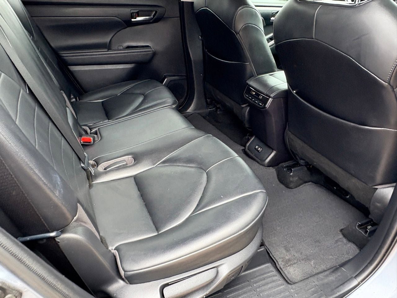 Used 2021 Toyota Highlander XLE FWD image 35