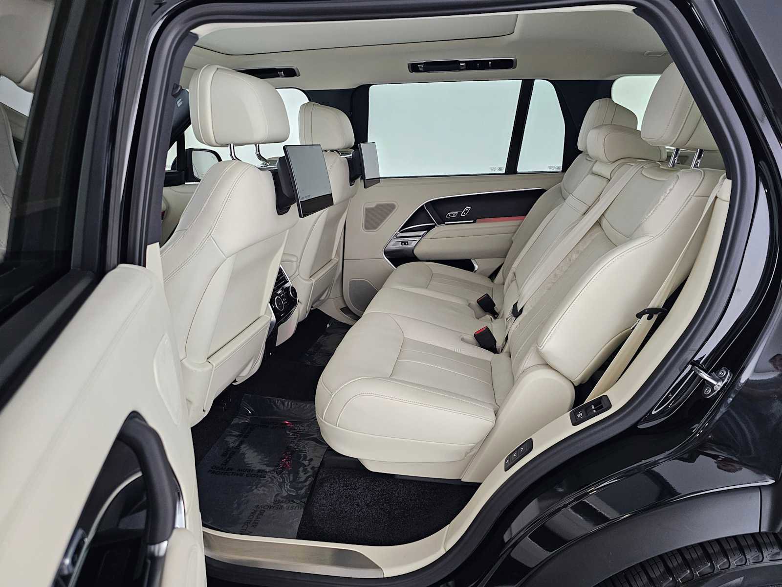 Used 2024 Land Rover Range Rover Long Wheelbase SE image 17