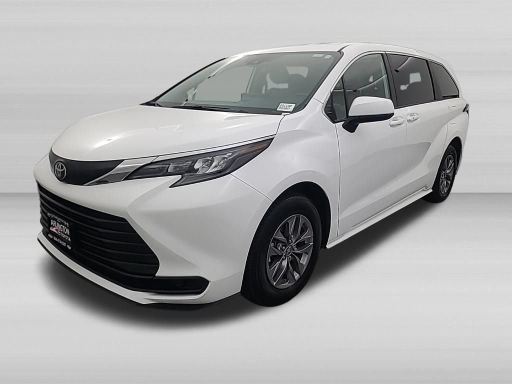 Used 2026 Toyota Sienna LE FWD image 9
