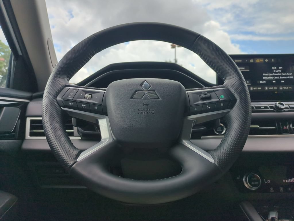 Used 2025 Mitsubishi Outlander SE AWD/4WD image 23