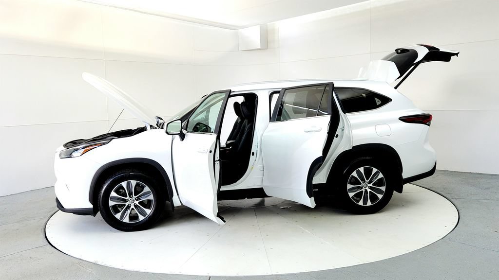 Certified 2024 Toyota Highlander XLE AWD/4WD image 10