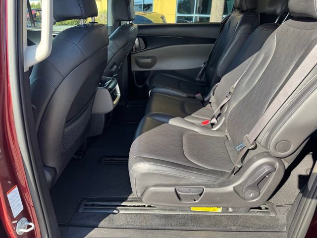 Used 2025 Kia Carnival FWD image 12