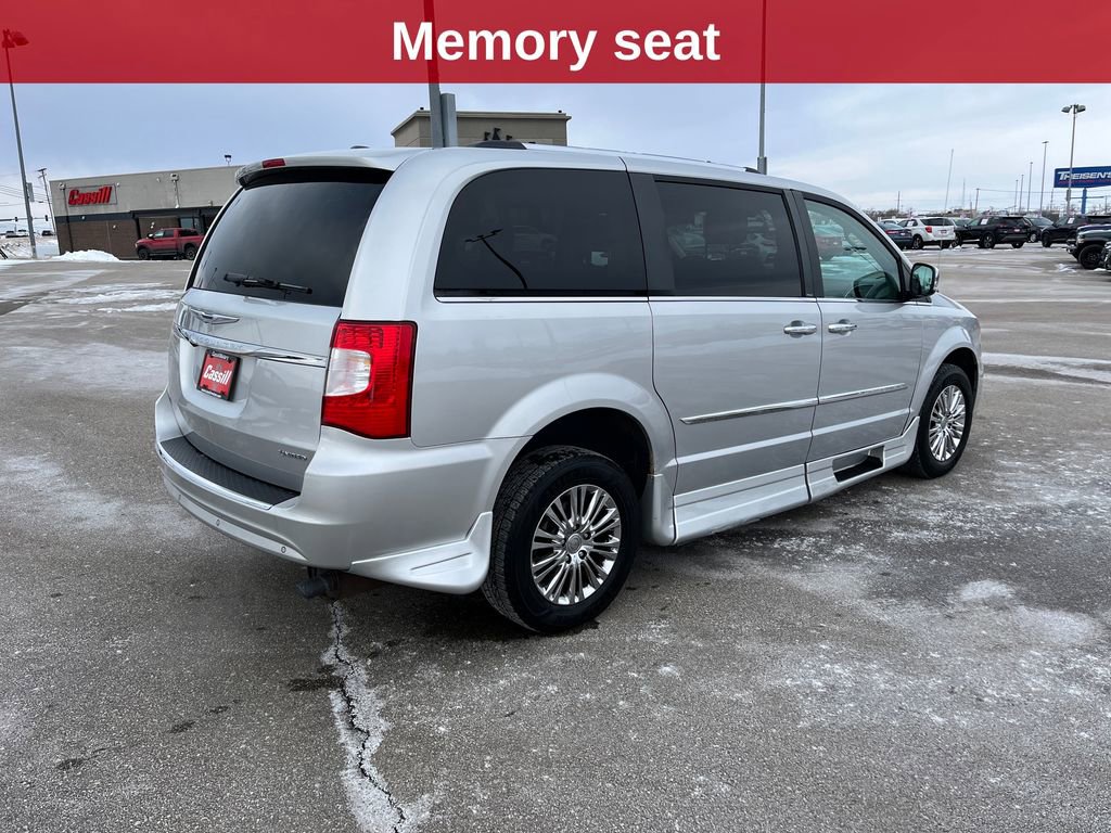 Used 2011 Chrysler Town & Country Limited image 7