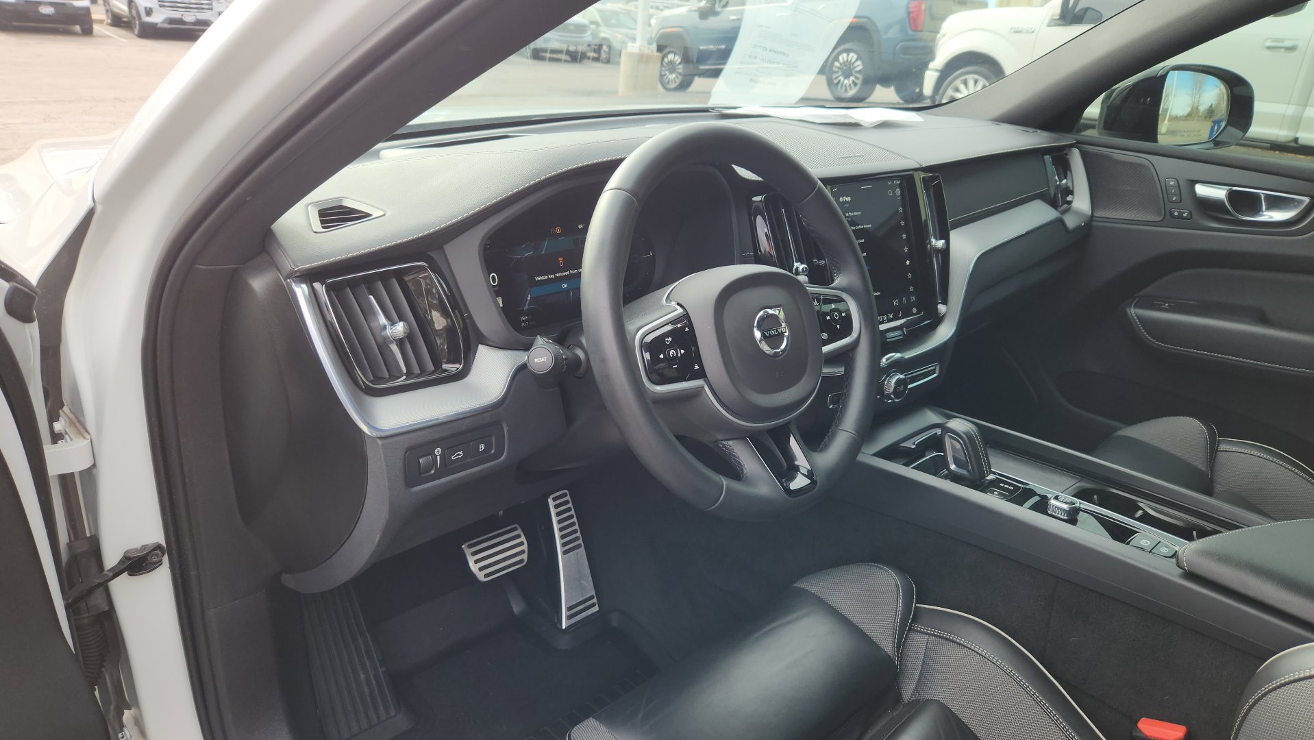 Used 2022 Volvo XC60 T8 R-Design w/ Advanced Package image 22