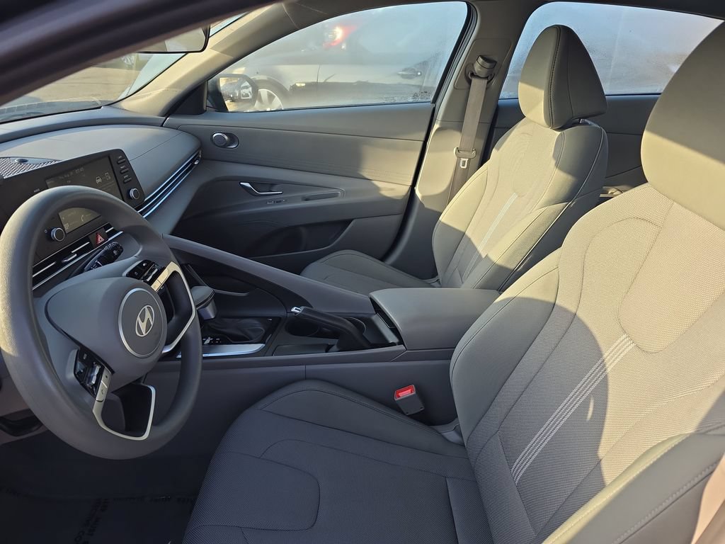Used 2025 Hyundai Elantra SE FWD image 9