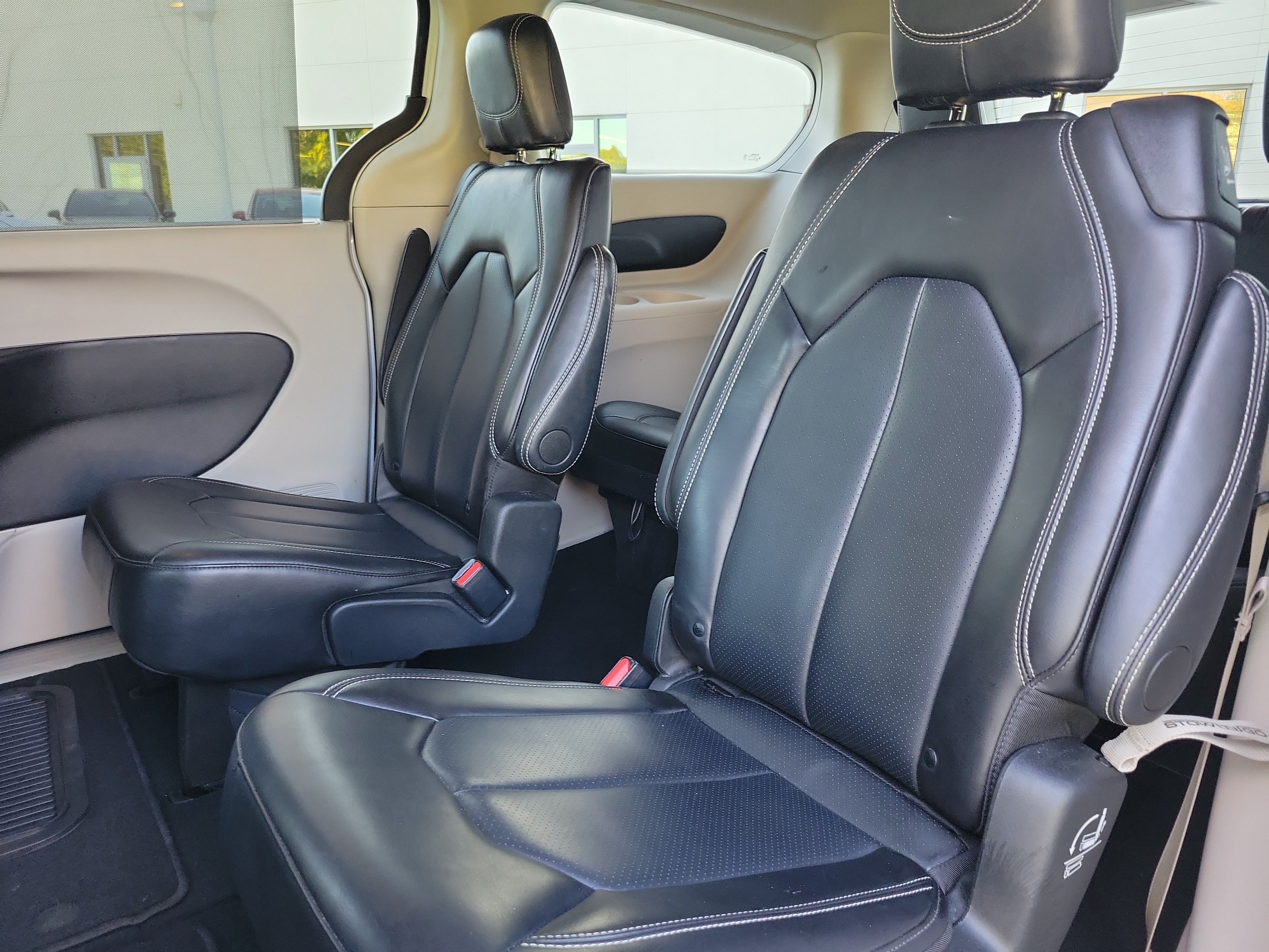 Used 2024 Chrysler Pacifica Touring-L FWD image 14
