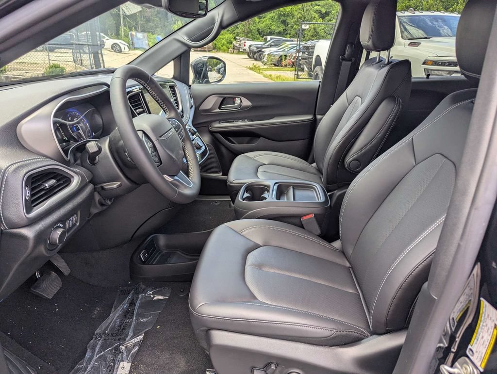 New 2027 Chrysler Pacifica Select w/ Family Tech Group FWD image 19