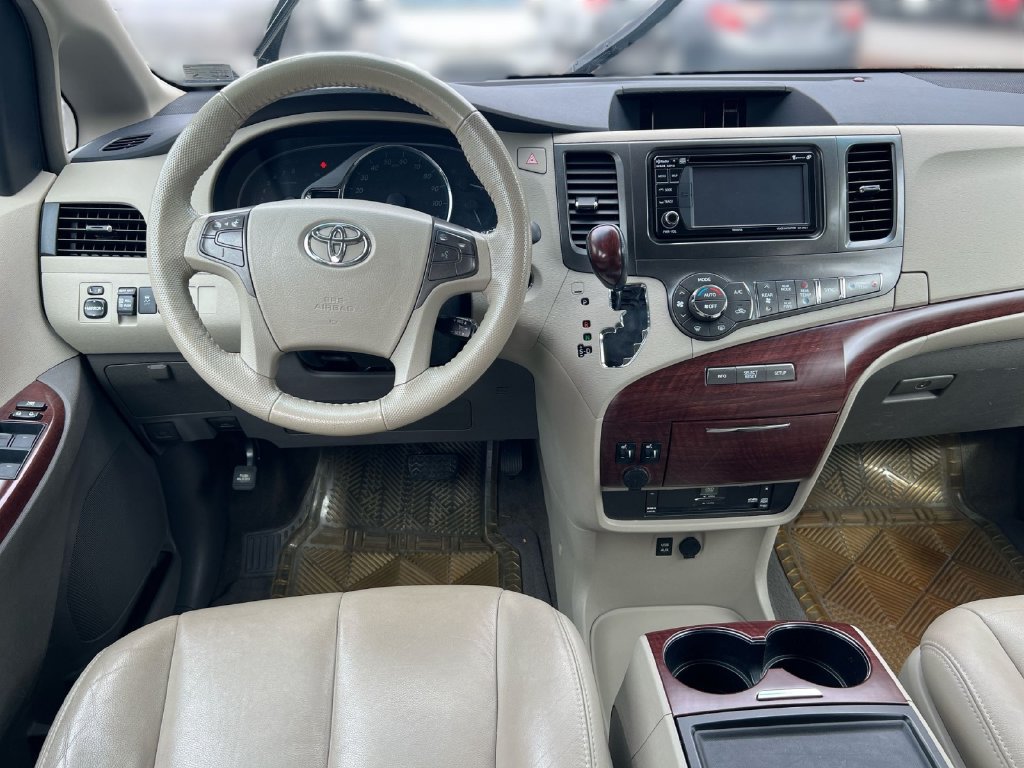 Used 2013 Toyota Sienna XLE w/ Entertainment Pkg FWD image 19