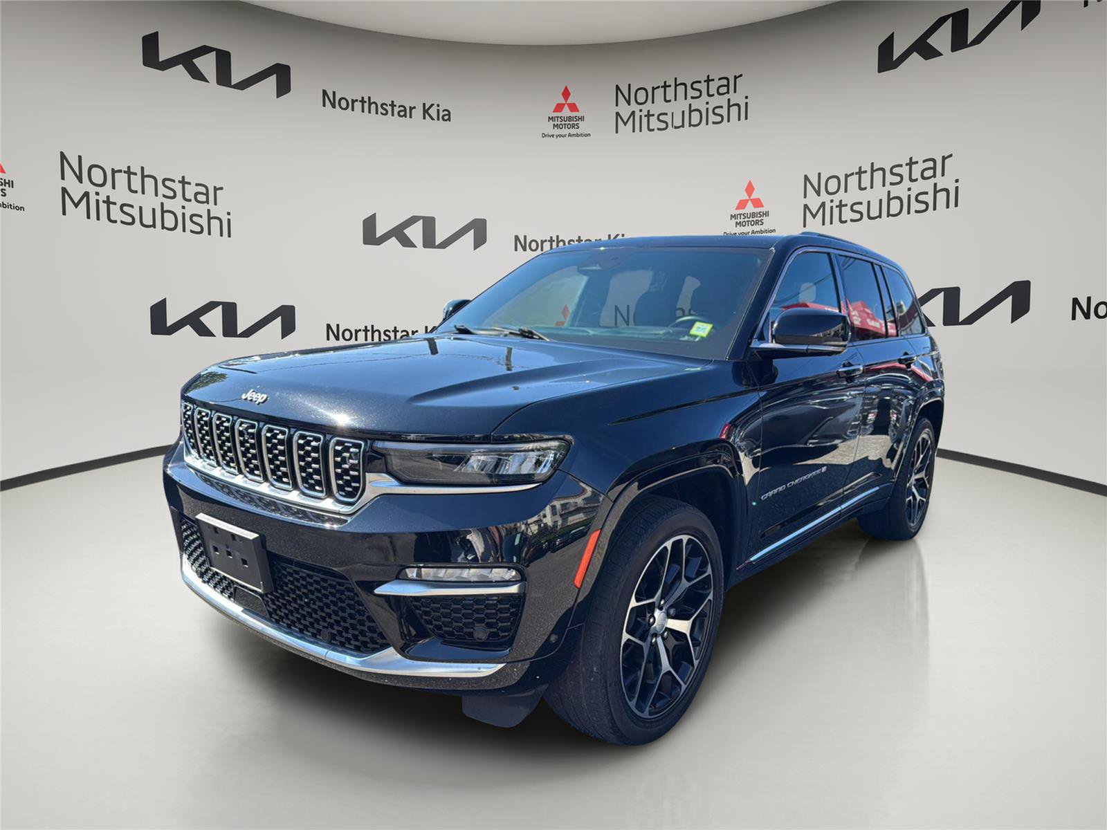 Used 2023 Jeep Grand Cherokee Summit AWD/4WD image 1