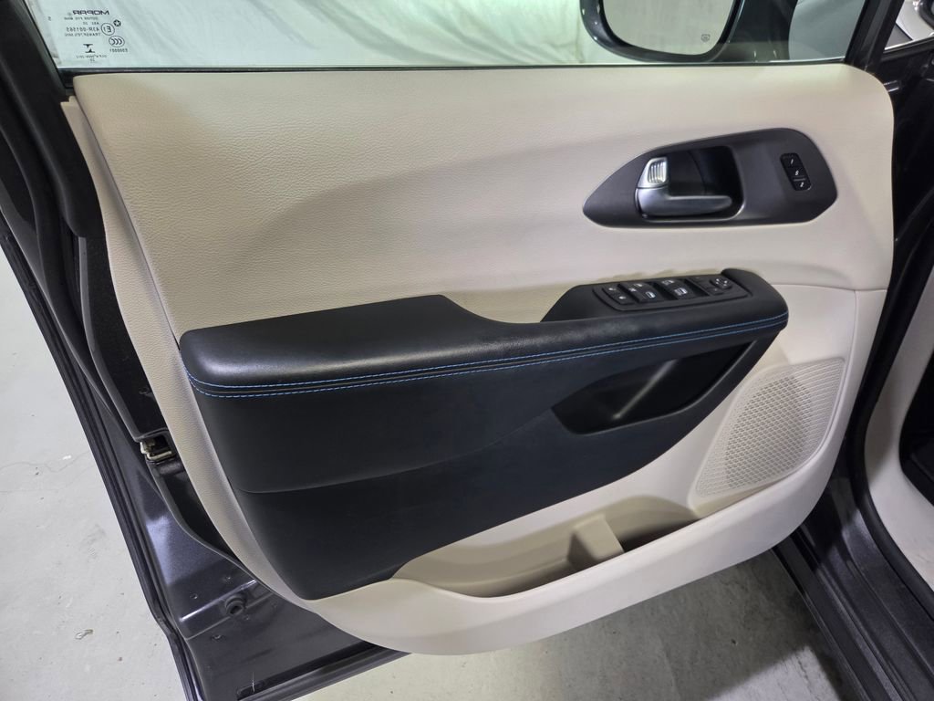 Used 2021 Chrysler Pacifica Touring-L FWD image 16