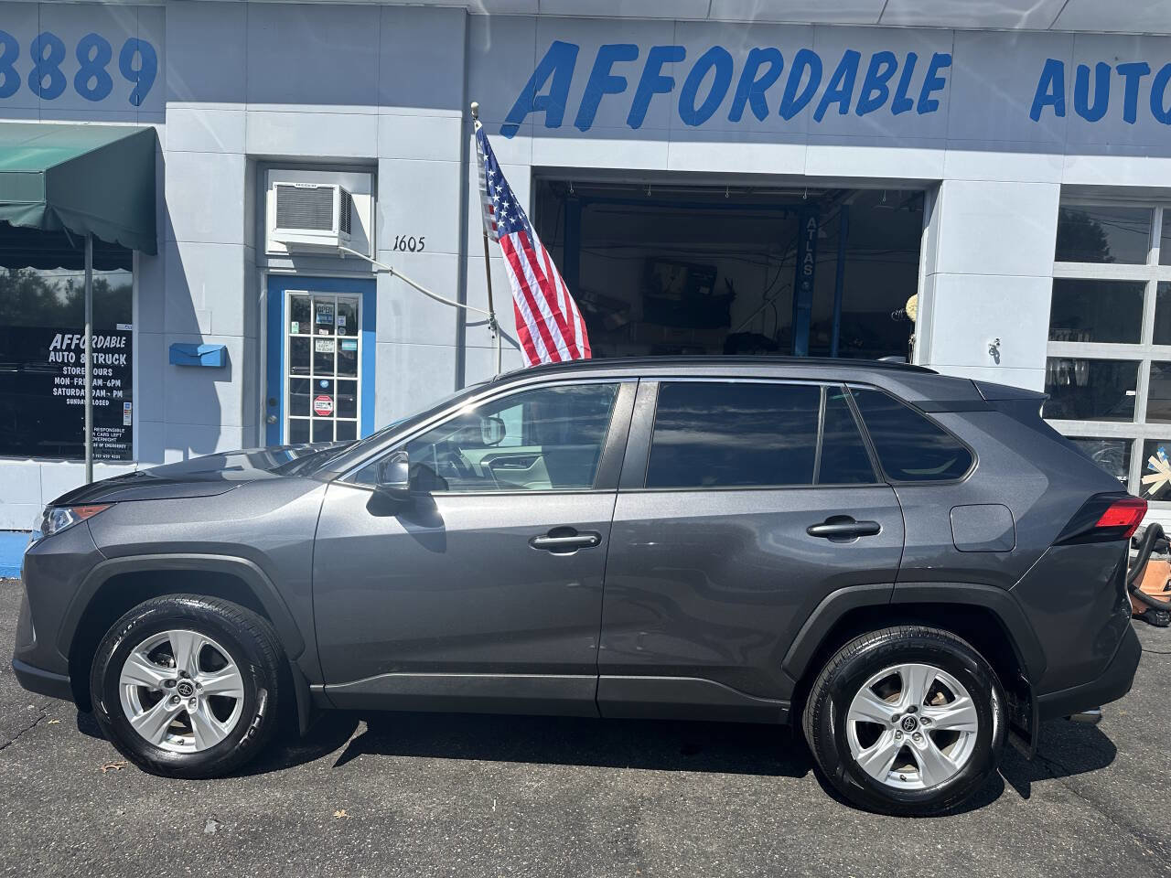 Used 2021 Toyota RAV4 XLE w/ Convenience Package image 5