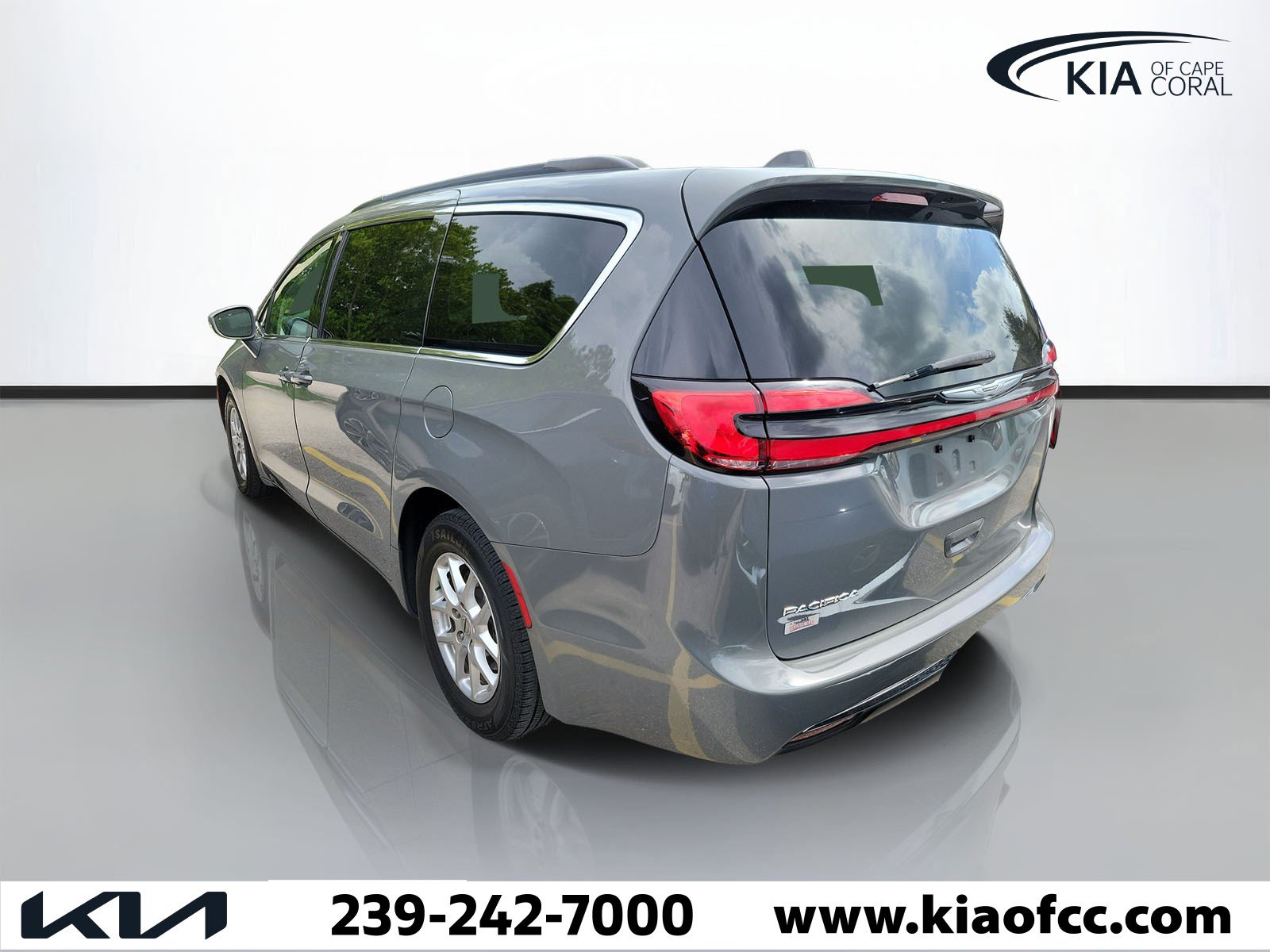 Used 2022 Chrysler Pacifica Touring-L FWD image 4