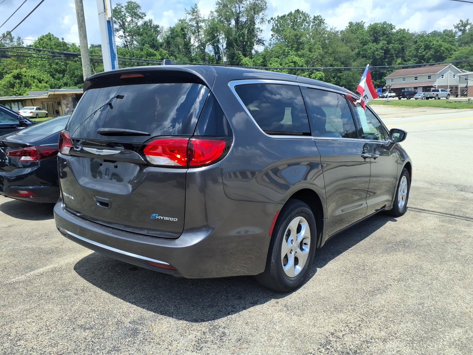 Used 2017 Chrysler Pacifica Touring Plus FWD image 3