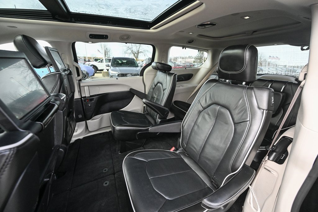 Used 2021 Chrysler Pacifica Limited w/ Uconnect Theater Family Group image 22