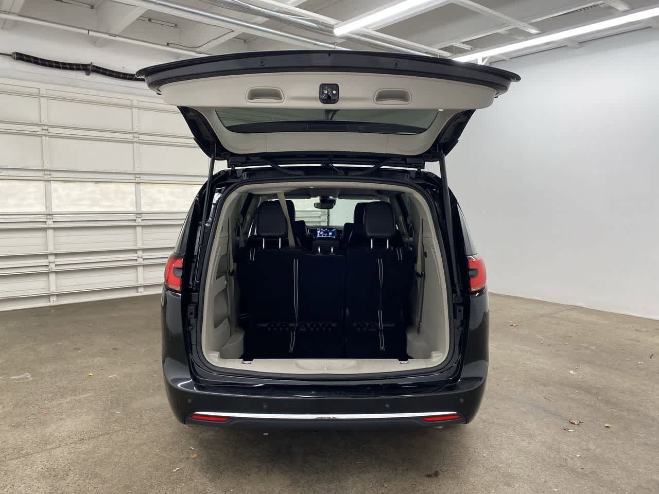 Used 2024 Chrysler Pacifica Touring-L FWD image 29