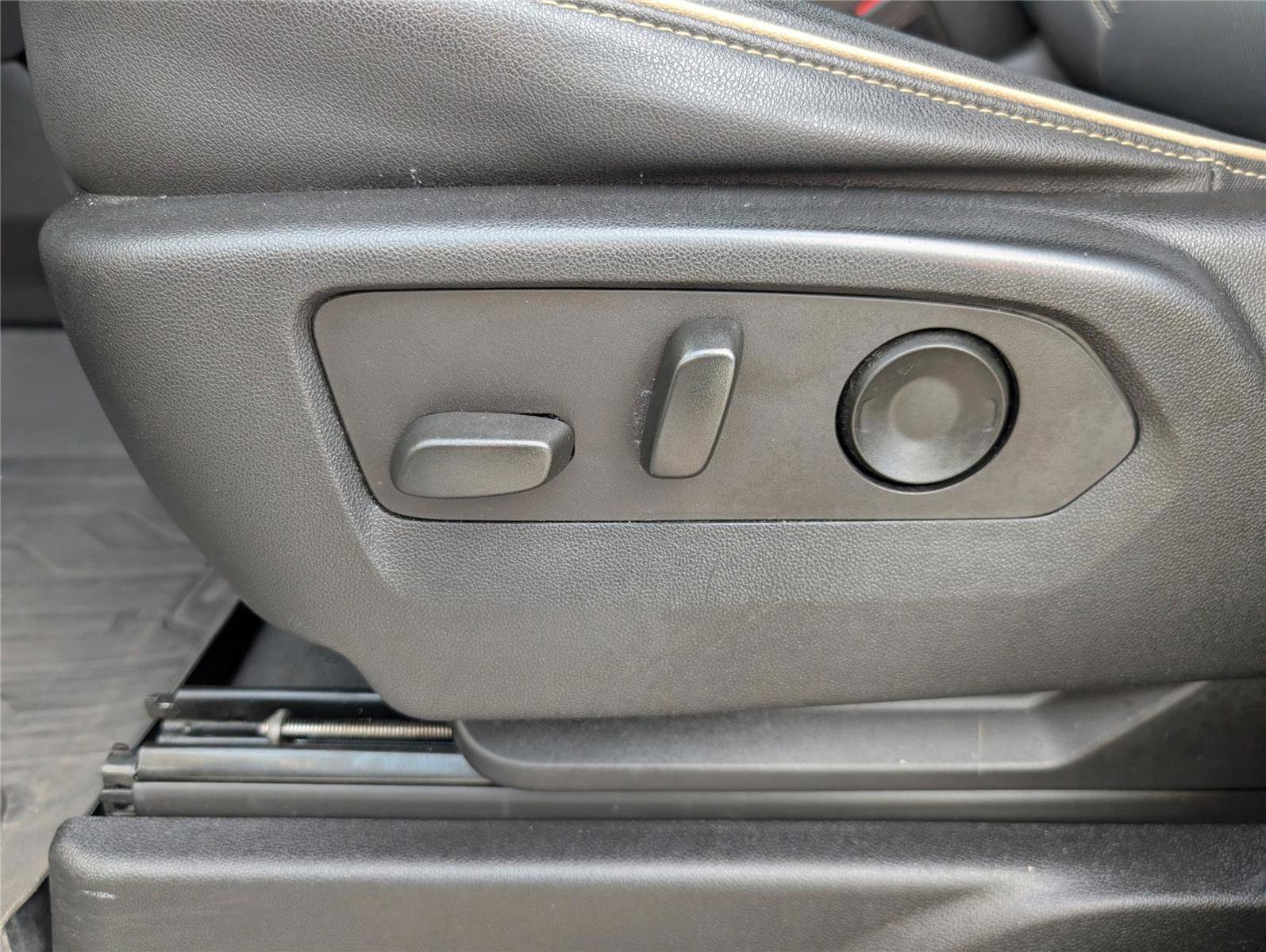 Used 2023 GMC Yukon SLT RWD image 13