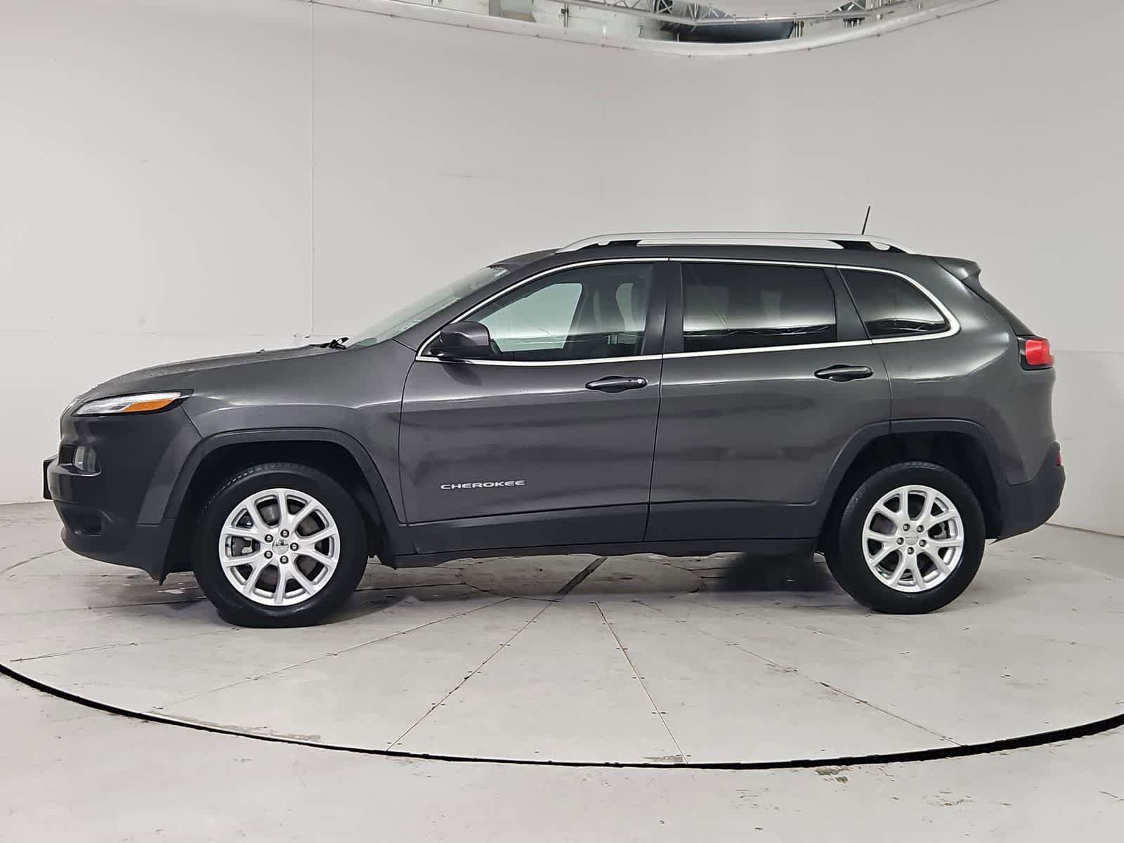 Used 2018 Jeep Cherokee Latitude Plus w/ Comfort/Convenience Group image 3