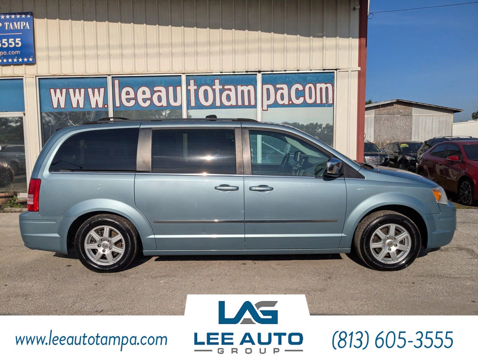 Used 2010 Chrysler Town & Country Touring image 3