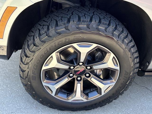 Used 2025 GMC Yukon AT4 Ultimate w/ LPO, Floor Liner Package AWD/4WD image 15