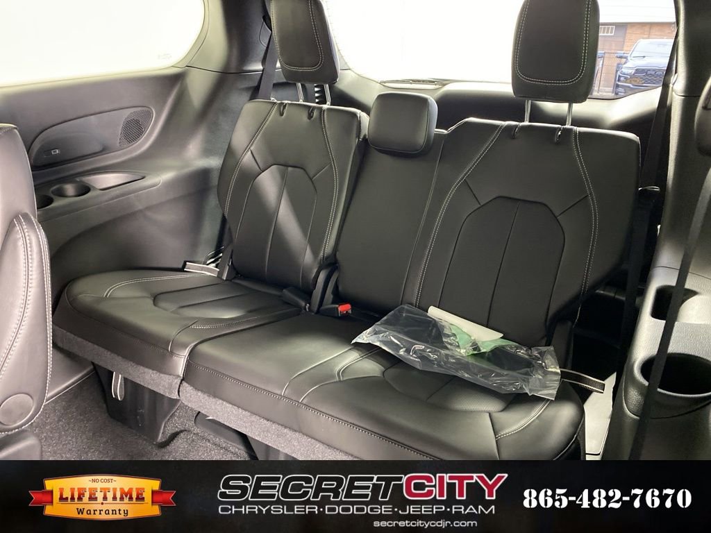 New 2026 Chrysler Pacifica Select image 32