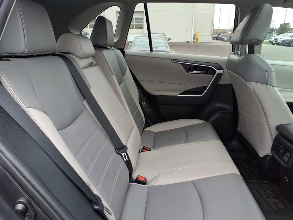 Used 2021 Toyota RAV4 XLE Premium image 23