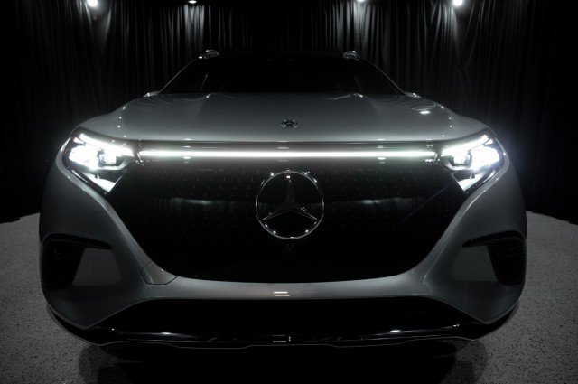 New 2026 Mercedes-Benz EQS 400 4MATIC SUV image 8