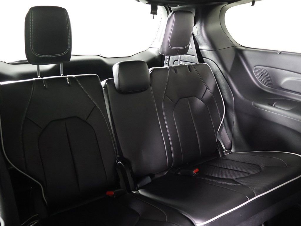 Used 2023 Chrysler Pacifica Limited w/ Uconnect Theater Family Group image 37