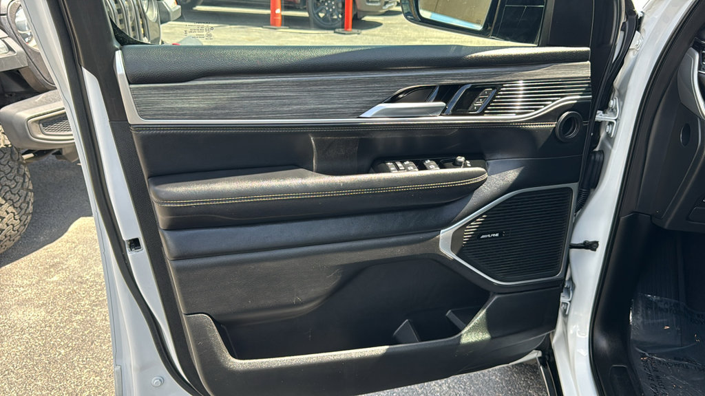 Used 2024 Jeep Wagoneer L Series II RWD image 10